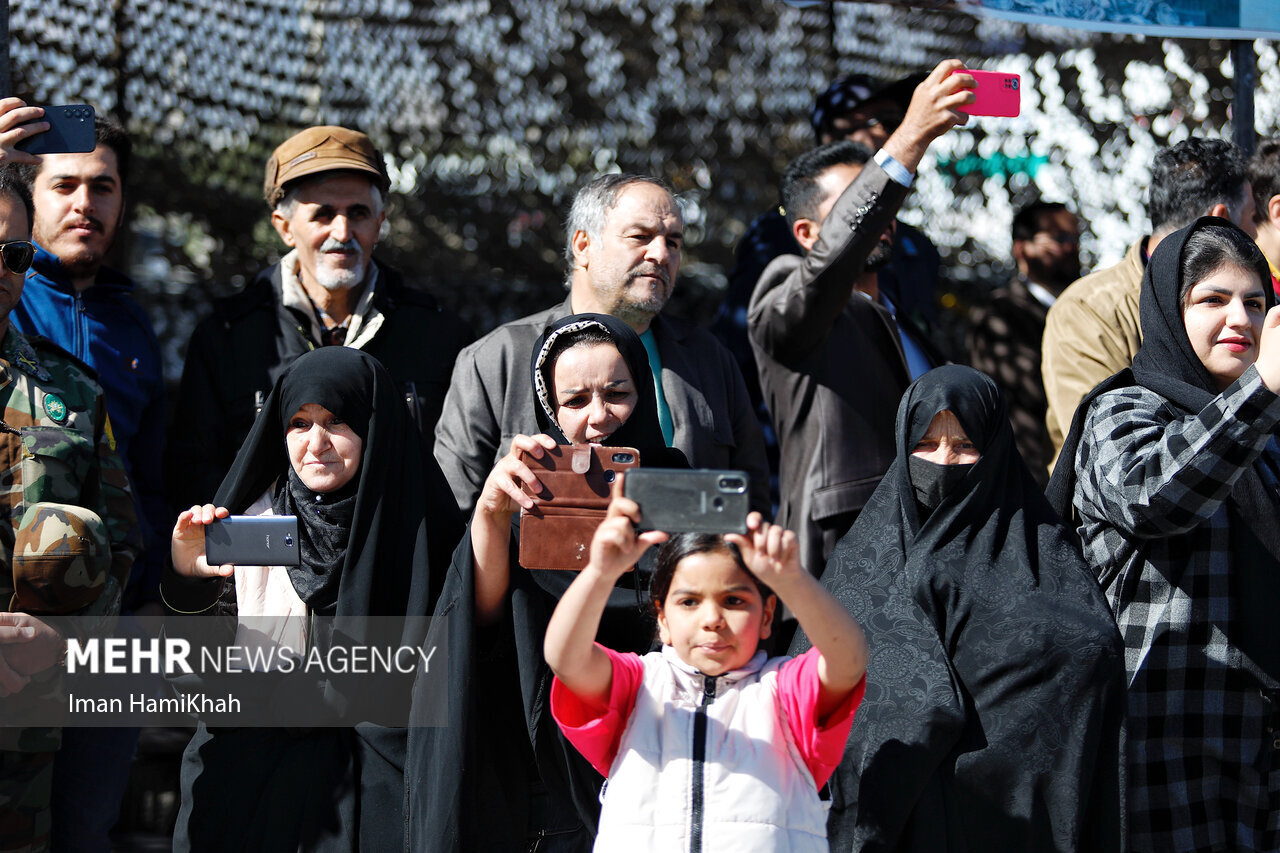 واکنش مردم به دیدن مراسم رژه روز ارتش/ استانداران اهل سنت پزشکیان هم آمدند/ تصاویری از حاشیه مراسم رژه روز ارتش