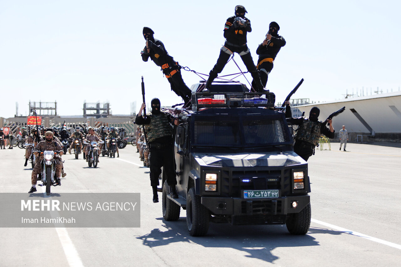 واکنش مردم به دیدن مراسم رژه روز ارتش/ استانداران اهل سنت پزشکیان هم آمدند/ تصاویری از حاشیه مراسم رژه روز ارتش