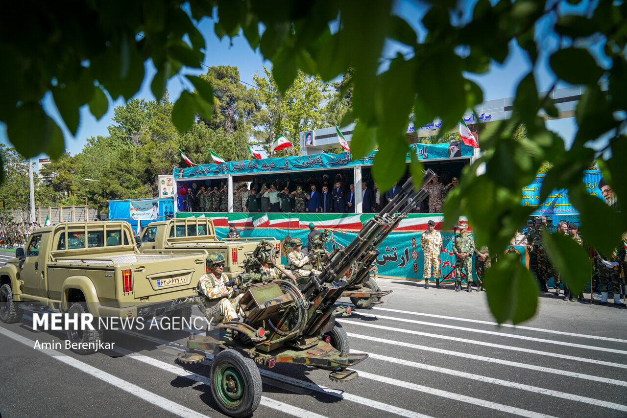واکنش مردم به دیدن مراسم رژه روز ارتش/ استانداران اهل سنت پزشکیان هم آمدند/ تصاویری از حاشیه مراسم رژه روز ارتش