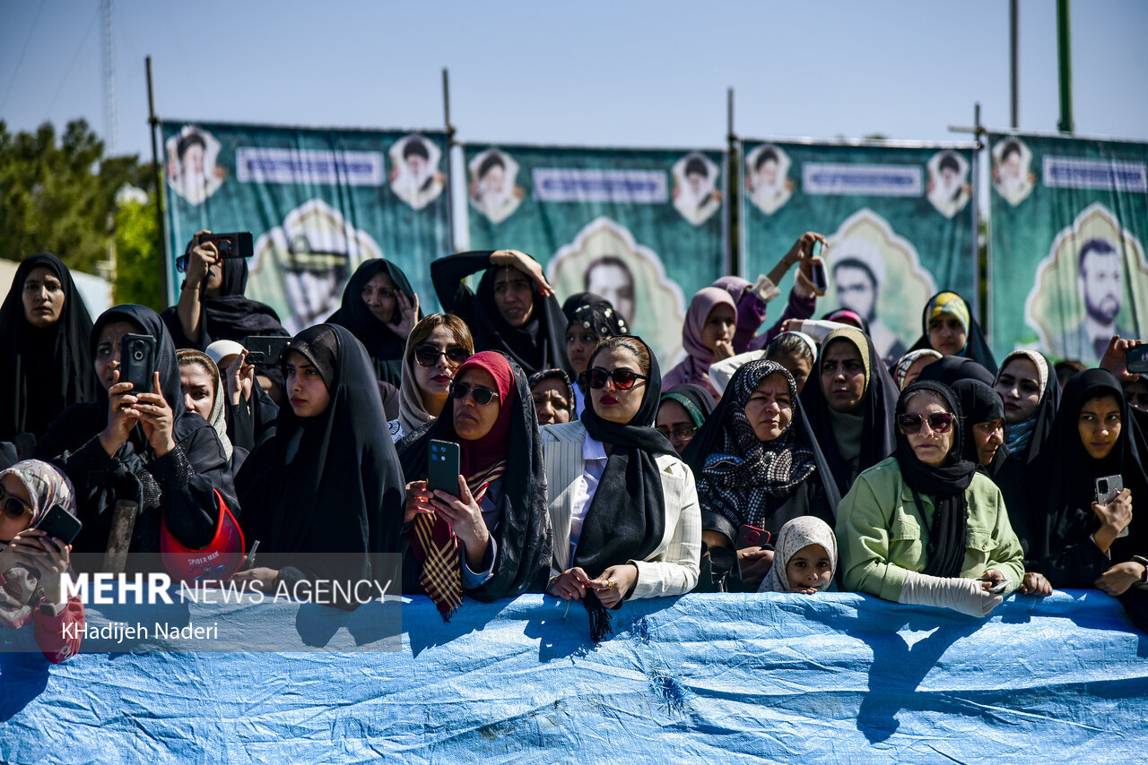 واکنش مردم به دیدن مراسم رژه روز ارتش/ استانداران اهل سنت پزشکیان هم آمدند/ تصاویری از حاشیه مراسم رژه روز ارتش