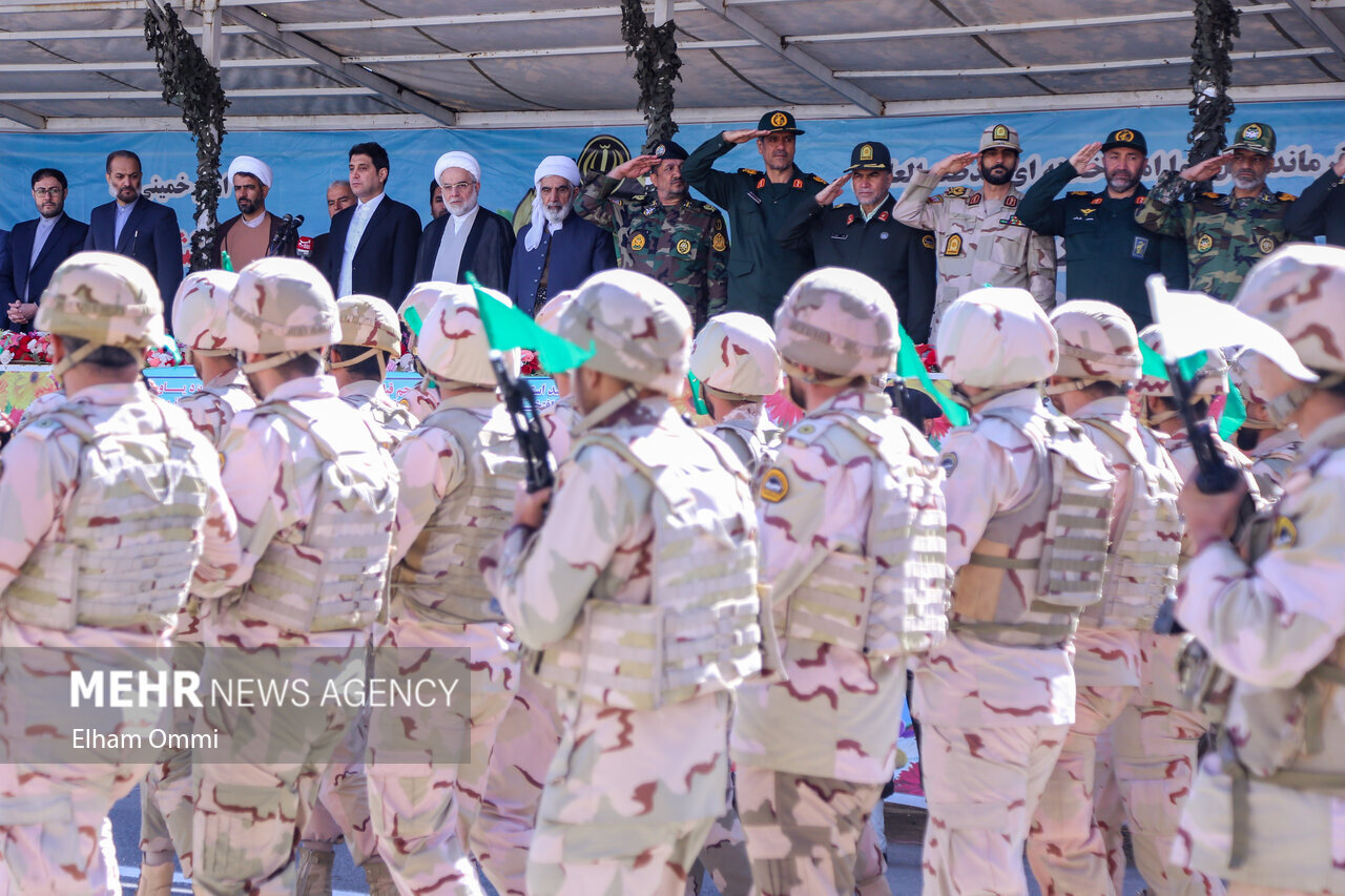 واکنش مردم به دیدن مراسم رژه روز ارتش/ استانداران اهل سنت پزشکیان هم آمدند/ تصاویری از حاشیه مراسم رژه روز ارتش