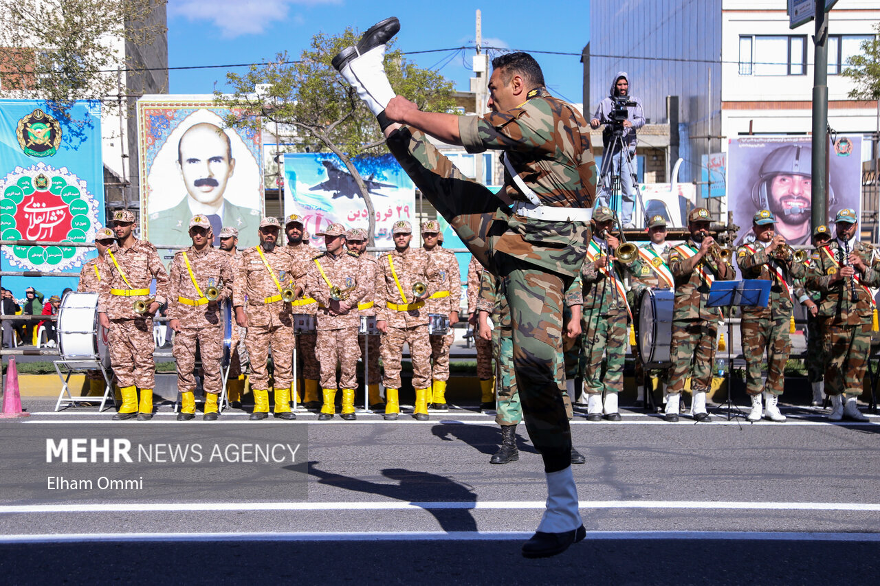 واکنش مردم به دیدن مراسم رژه روز ارتش/ استانداران اهل سنت پزشکیان هم آمدند/ تصاویری از حاشیه مراسم رژه روز ارتش