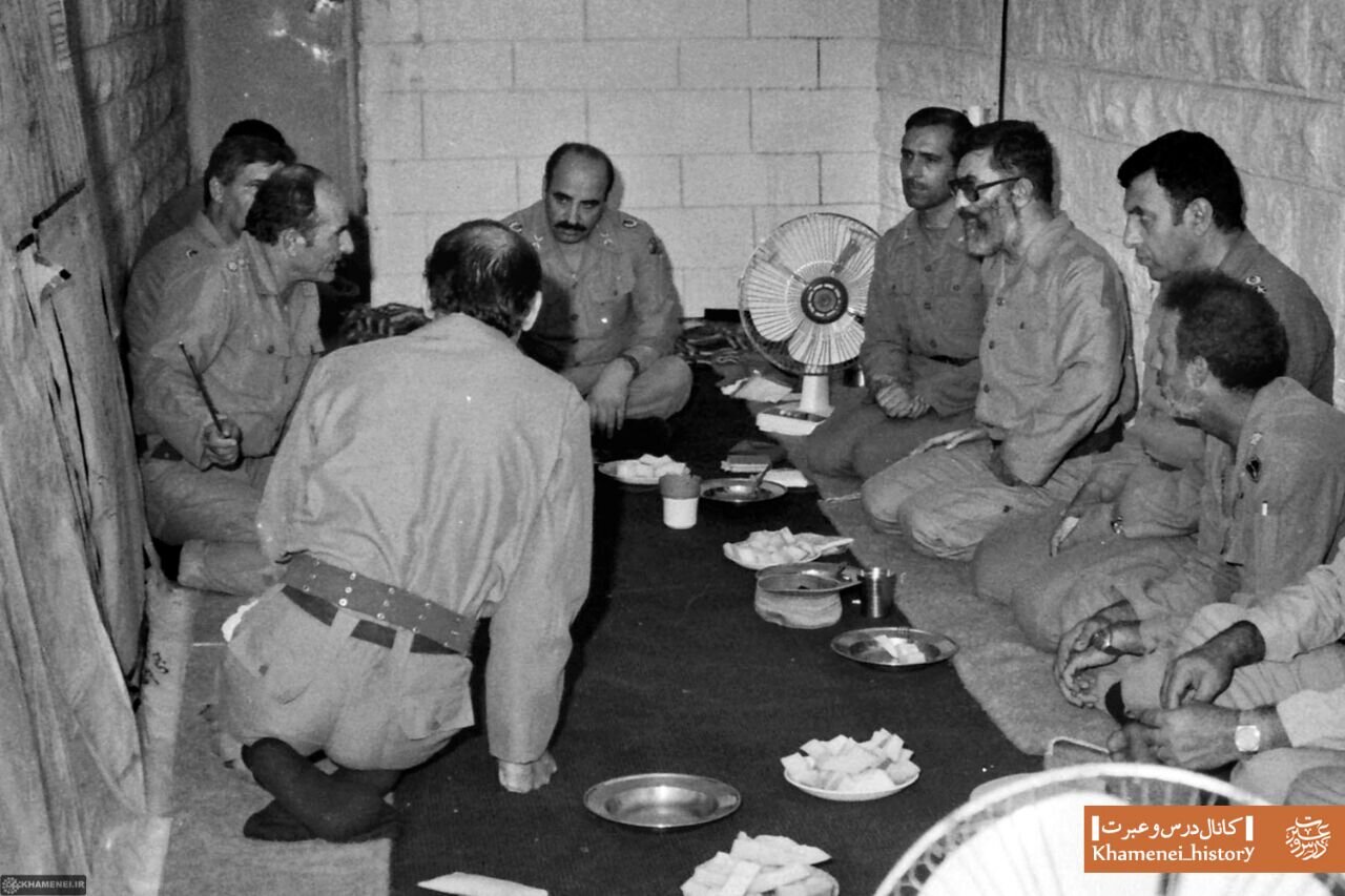 تصویری از جلسه آیت الله خامنهای با فرماندهان ارتش در سال ۱۳۶۷