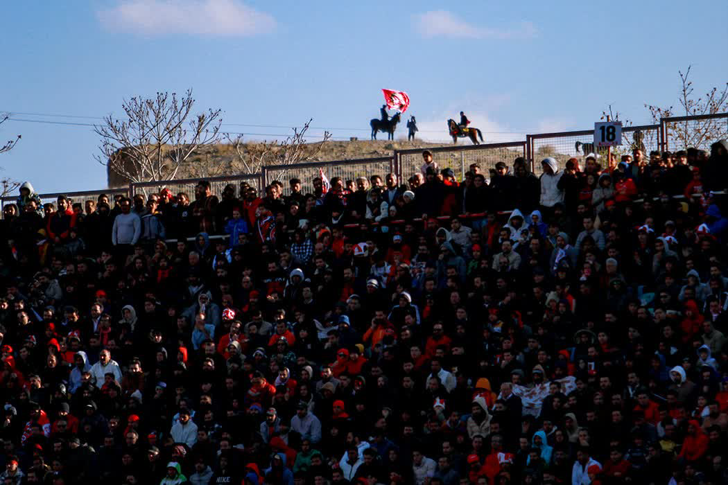 عکس| تماشای فوتبال با اسب بر فراز کوههای تبریز