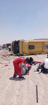 تصادف تریلی و اتوبوس در محور کهورستان/ ۴ آمبولانس و بالگرد امداد و نجات به محل حادثه اعزام شدند