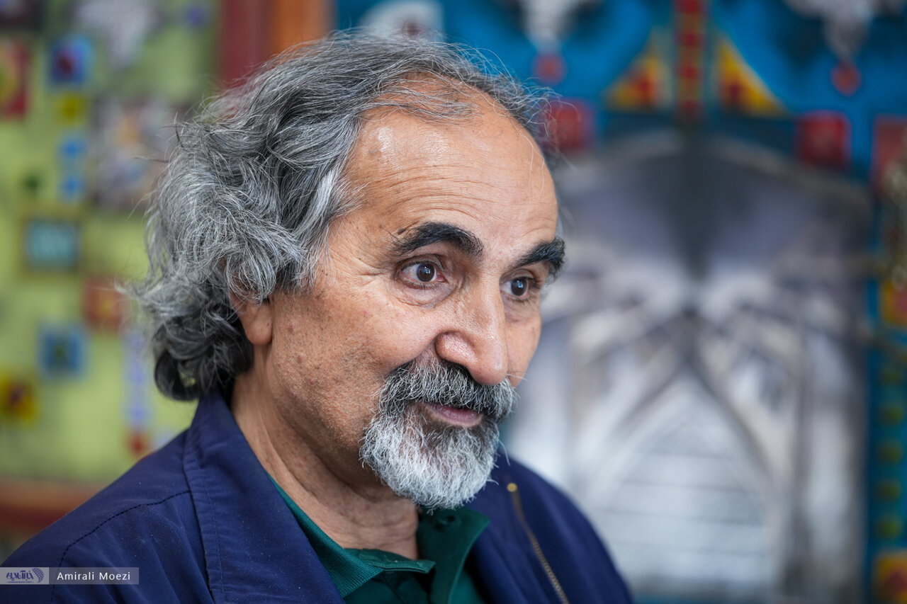 آزاد ارمکی: جامعه می‌خواهد مدرن زندگی کند و در این مسیر هرچه را لازم باشد از سر راه برمی‌دارد؛ سالها پیش با ممنوعیت ویدئو مقابله کرد، بعدا با ماهواره