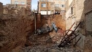 حادثه در تبریز؛ تصویر باورنکردنی از سقوط دو خودرو به محل گودبرداری/ عکس