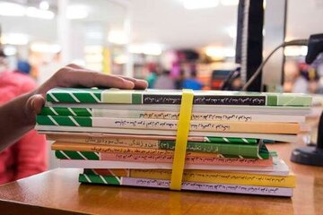 جشن پاره کردن کتاب در میان دانشآموزان / «مدرسه به دستگاه صدور نمره و رتبه تقلیل یافته»