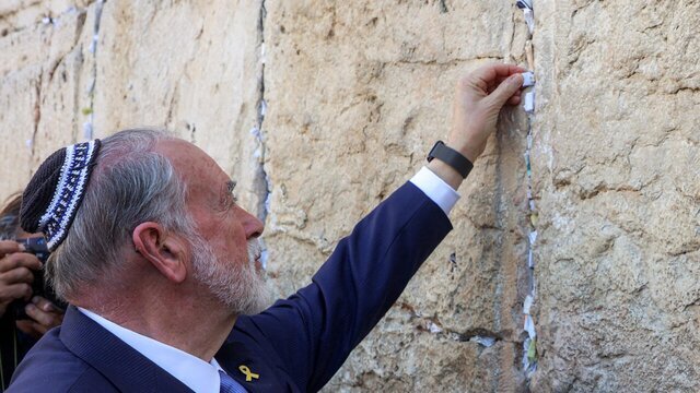 سفیر جدید آمریکا در اسرائیل نامه دستنویس ترامپ را در دیوار البراق گذاشت/عکس