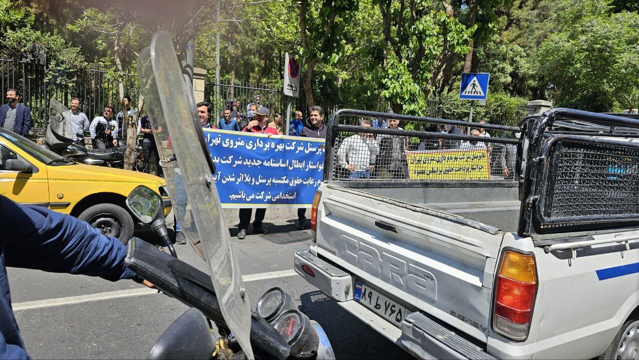 کارکنان متروی تهران در اعتراض به زاکانی مقابل شهرداری تجمع کردند/ عکس