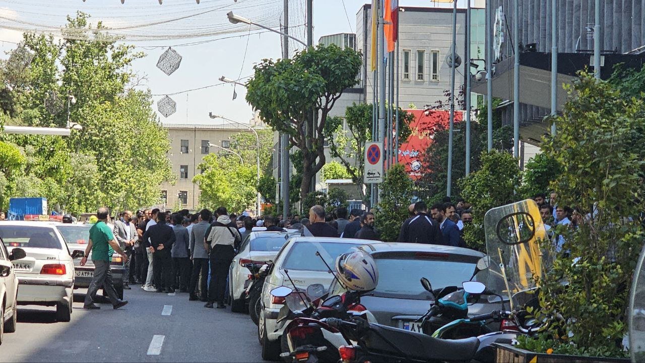 کارکنان متروی تهران در اعتراض به زاکانی مقابل شهرداری تجمع کردند/ عکس