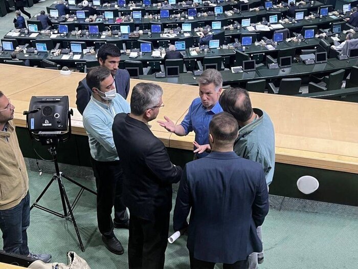 عکسی جالب از حضور خبرنگار آمریکایی در صحن علنی مجلس