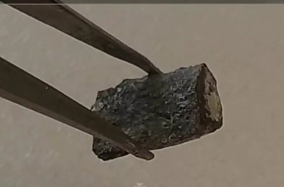 کشف شهاب سنگ ۲۰۰ گرمی در اصفهان؛ پژوهشگران اصالت آن را تأیید کردند