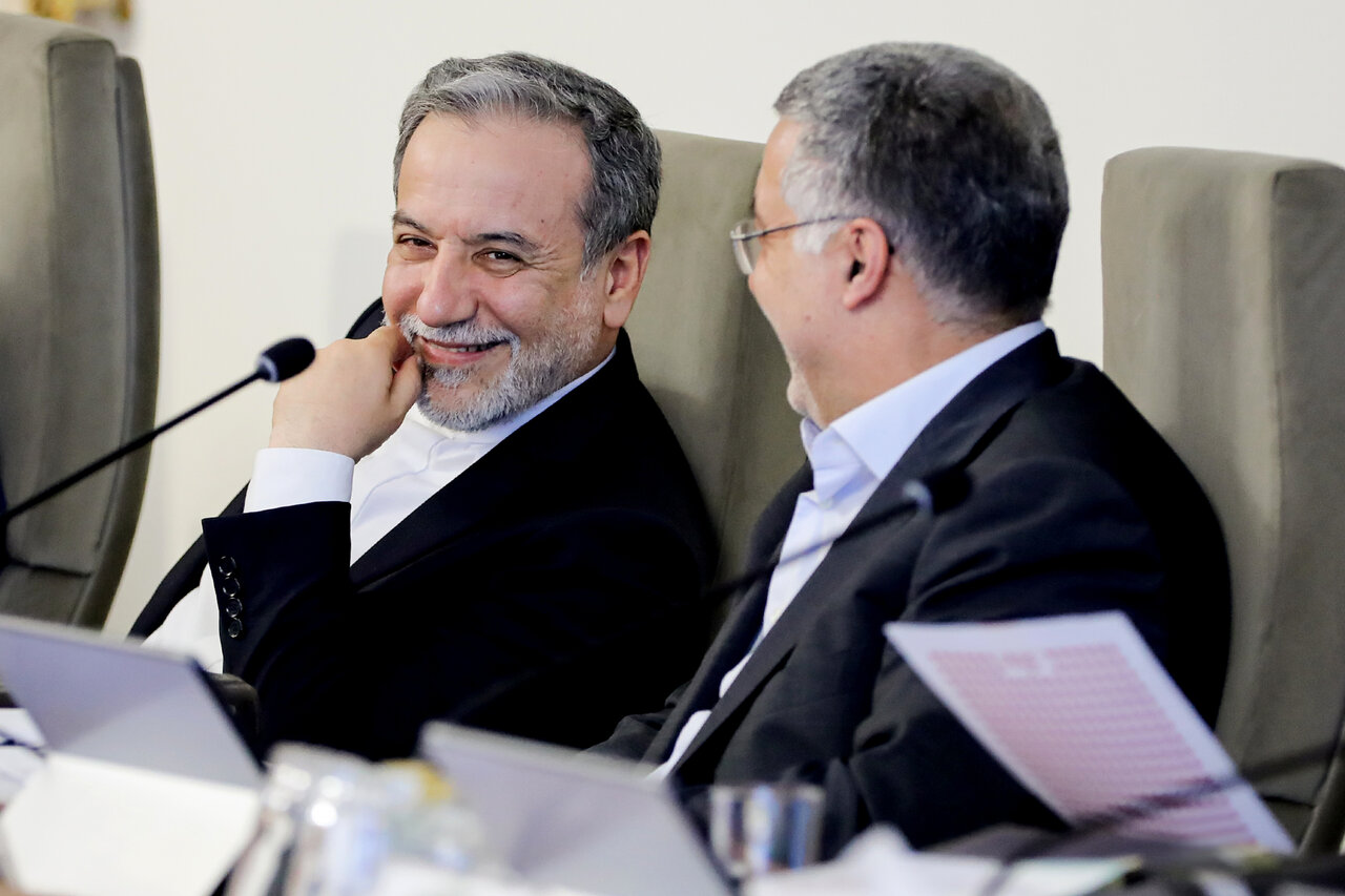 تصاویر خندان عراقچی پس از مذاکرات ایران و آمریکا در جلسه امروز هیئت دولت