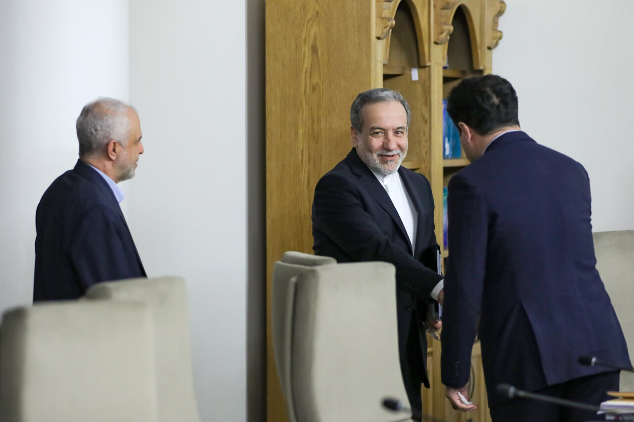 تصاویر خندان عراقچی پس از مذاکرات ایران و آمریکا در جلسه امروز هیئت دولت