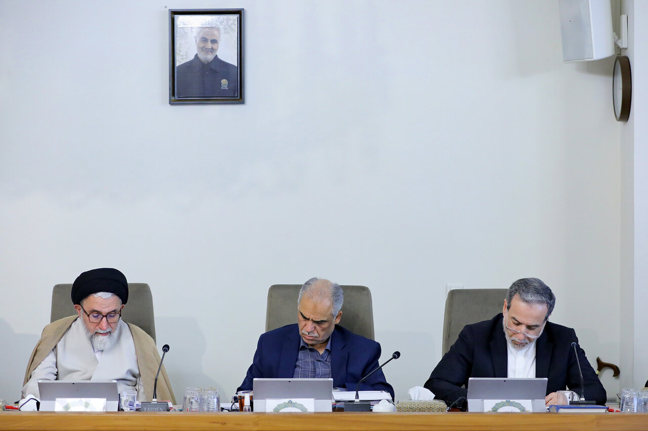 تصاویر خندان عراقچی پس از مذاکرات ایران و آمریکا در جلسه امروز هیئت دولت