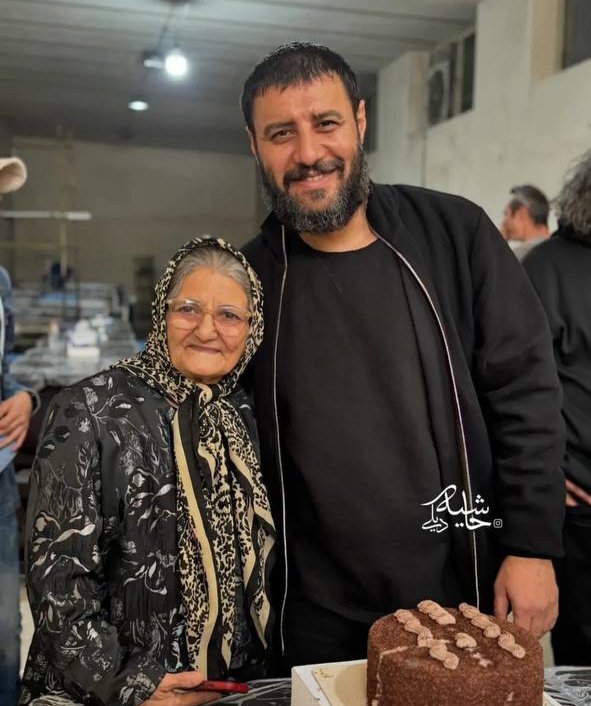 عکس | لبخند جالب جواد عزتی حین گرفتن عکس یادگاری با بازیگر نقش مادرش در پشت صحنه یک سریال
