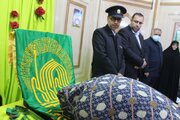 ببینید | یک اتفاق غیر منتظره؛ حضور خادمان مهمانسرای حرم مطهر رضوی همراه با پرچم متبرک در زندان مرکزی مشهد و آزادی ۵ زندانی جرائم غیر عمد