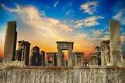 ببینید | ماجرای جدا شدن دیواره شمالی تخت جمشید چیست؟