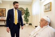 عکس |  فرش لاکی کاشان در اتاق پاپ در واتیکان حین دیدار با معاون اول ترامپ