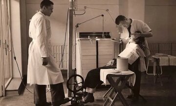 هنری که لبخند را بازسازی کرد/ «تاریخچه دندانپزشکی»؛ از از ابزارهای سنگی تا ایمپلنتهای مدرن/ اولین «دندانپزشک» تاریخ که بود؟ هنری که لبخند را بازسازی کرد/ «تاریخچه دندانپزشکی»؛ از از ابزارهای سنگی تا ایمپلنتهای مدرن/ اولین «دندانپزشک» تاریخ که بود؟