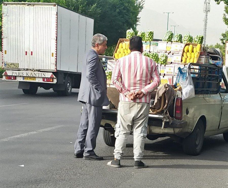 تصویری از وزیر اسبق اقتصاد درحال خرید از وانت میوه