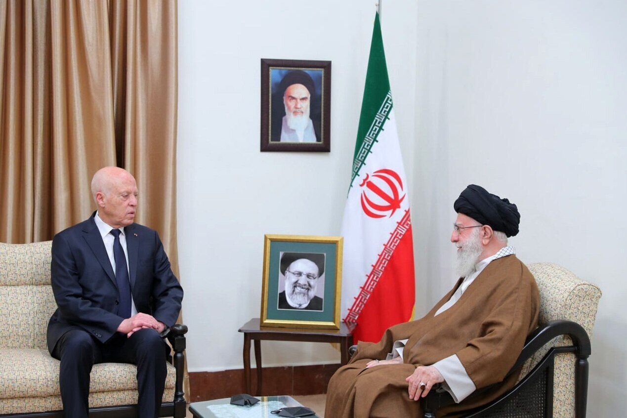 در بیت رهبری اینگونه از مهمانان پذیرایی می شود/ تشریفات دیپلماتیک در بیت چگونه است؟/  پرچم ایران در سمت راست رهبری قرار می‌گیرد