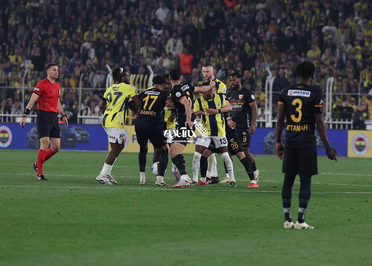 عکس | جنجال علی کریمی با ستاره منچستریونایتد مقابل چشم مورینیو!