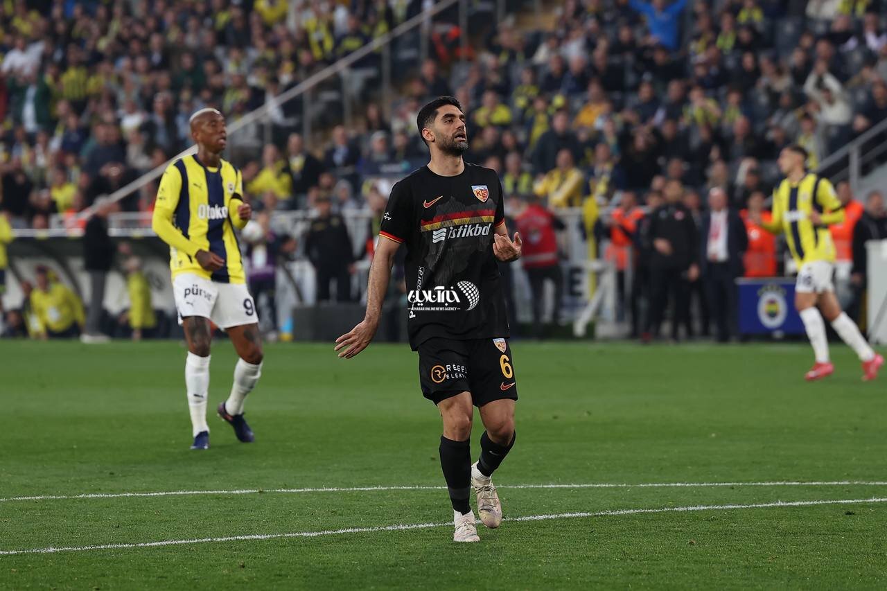 عکس | جنجال علی کریمی با ستاره منچستریونایتد مقابل چشم مورینیو!