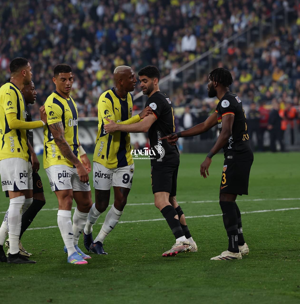 عکس | جنجال علی کریمی با ستاره منچستریونایتد مقابل چشم مورینیو!