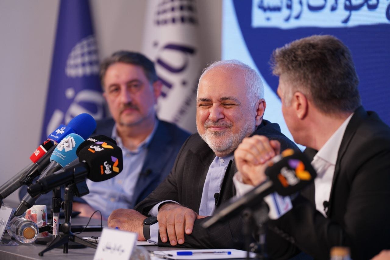 اولین تصاویر از نشستی با حضور ظریف و سنایی