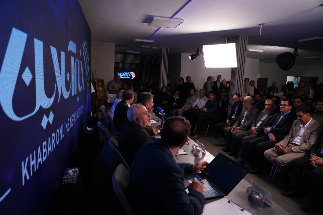 اولین تصاویر از نشستی با حضور ظریف و سنایی