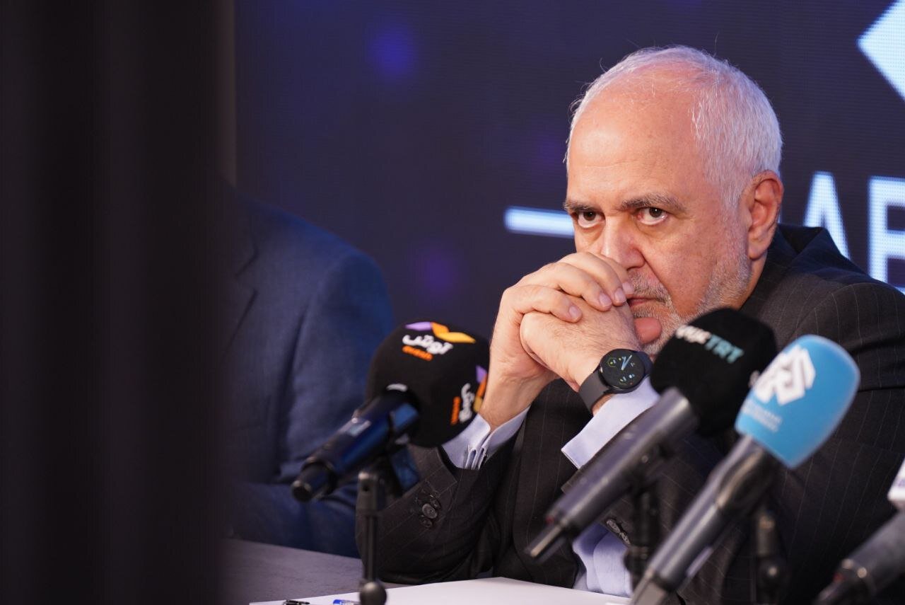 اولین تصاویر از نشستی با حضور ظریف و سنایی