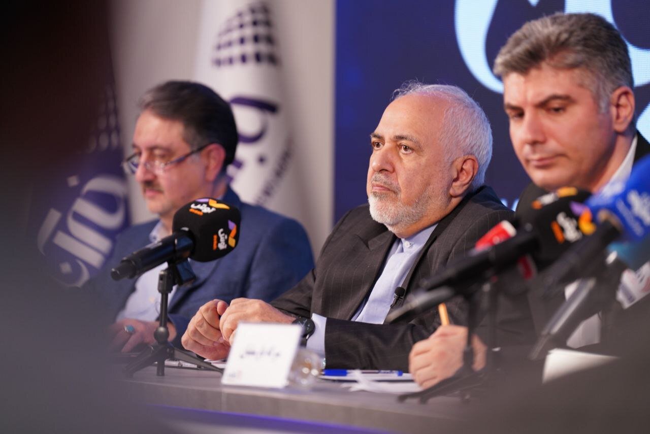 اولین تصاویر از نشستی با حضور ظریف و سنایی