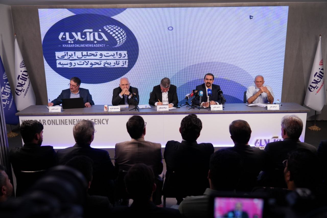 اولین تصاویر از نشستی با حضور ظریف و سنایی