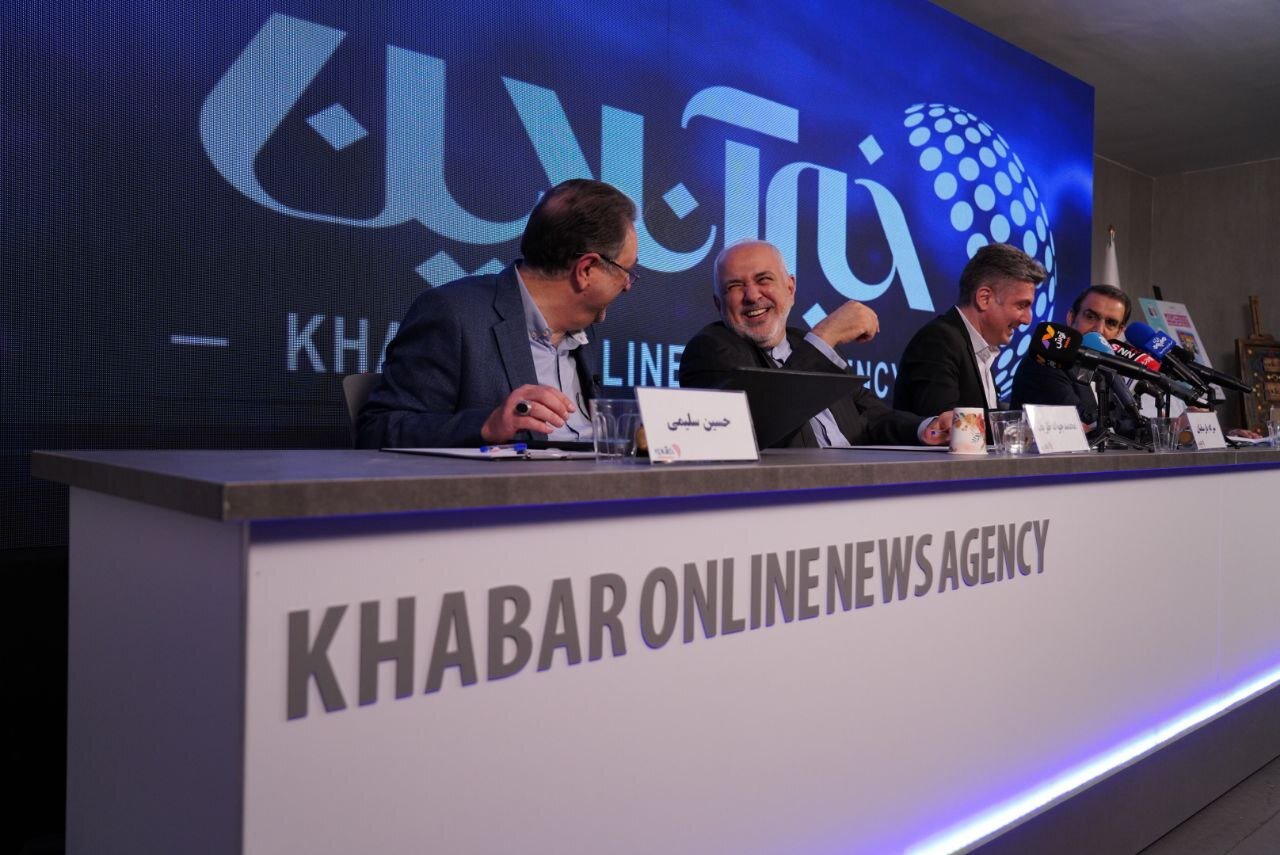 اولین تصاویر از نشستی با حضور ظریف و سنایی