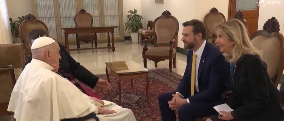 عکس |  فرش لاکی کاشان در اتاق پاپ در واتیکان حین دیدار با معاون اول ترامپ