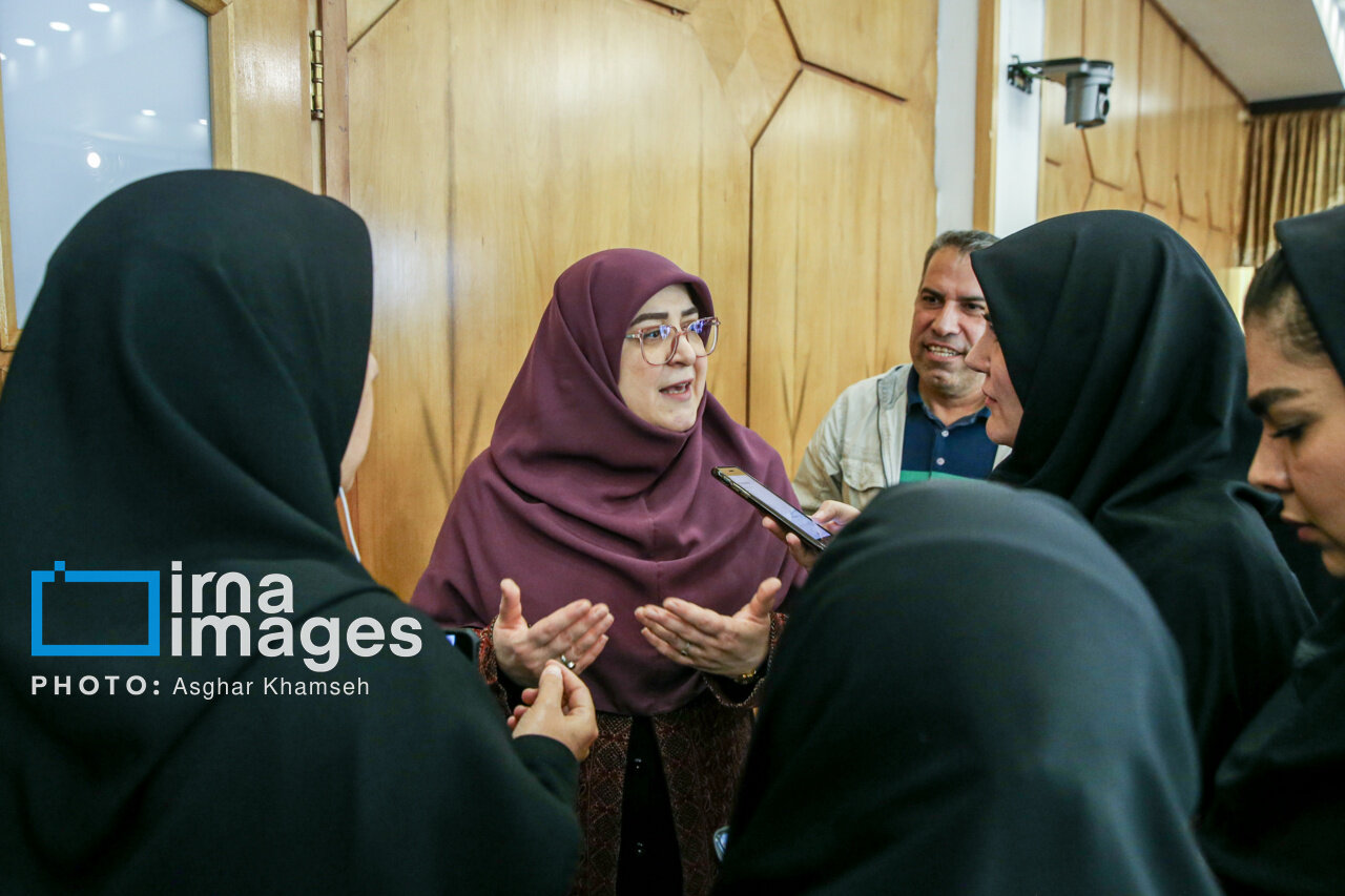 ژستهای جالب خانم سخنگو در نشست خبری