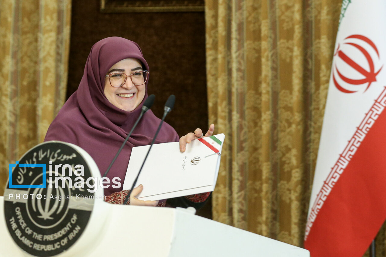 ژستهای جالب خانم سخنگو در نشست خبری