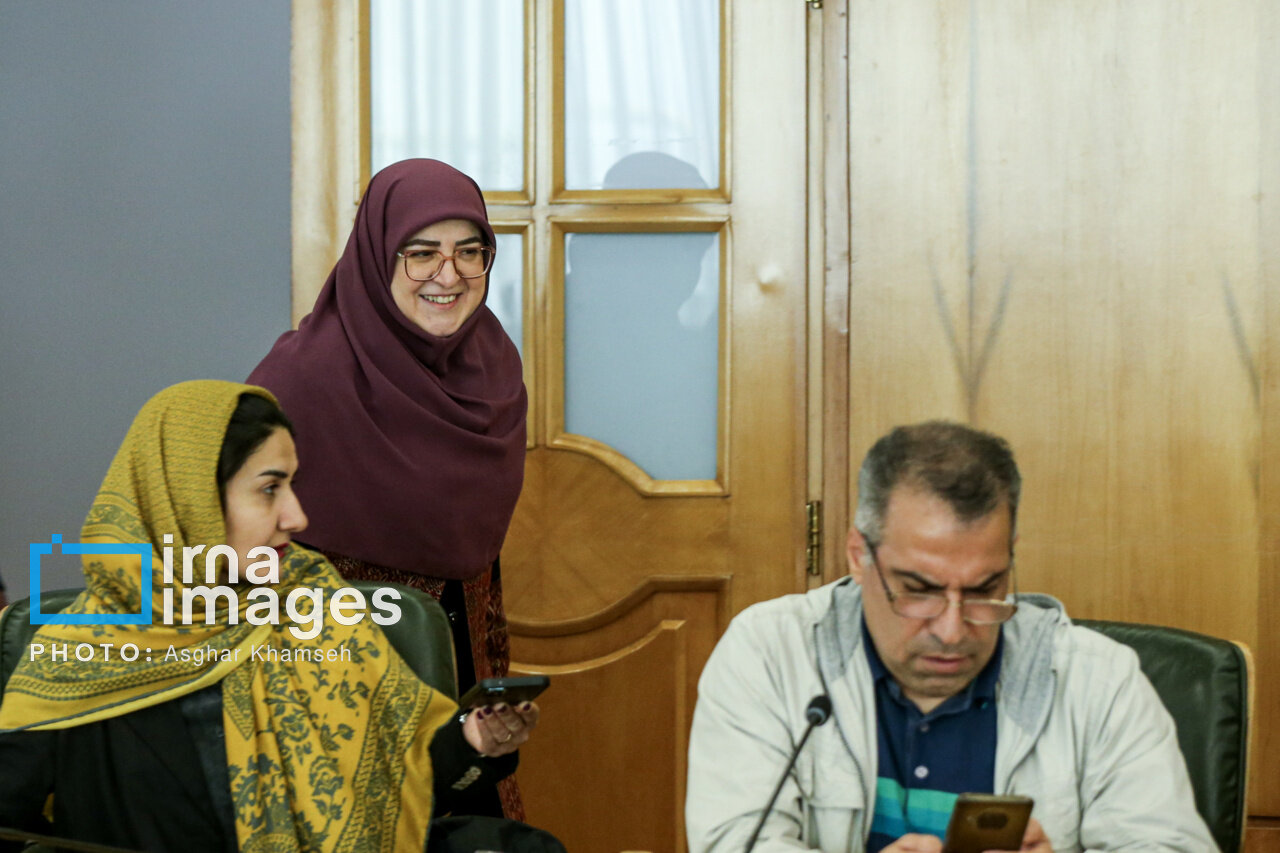 ژستهای جالب خانم سخنگو در نشست خبری