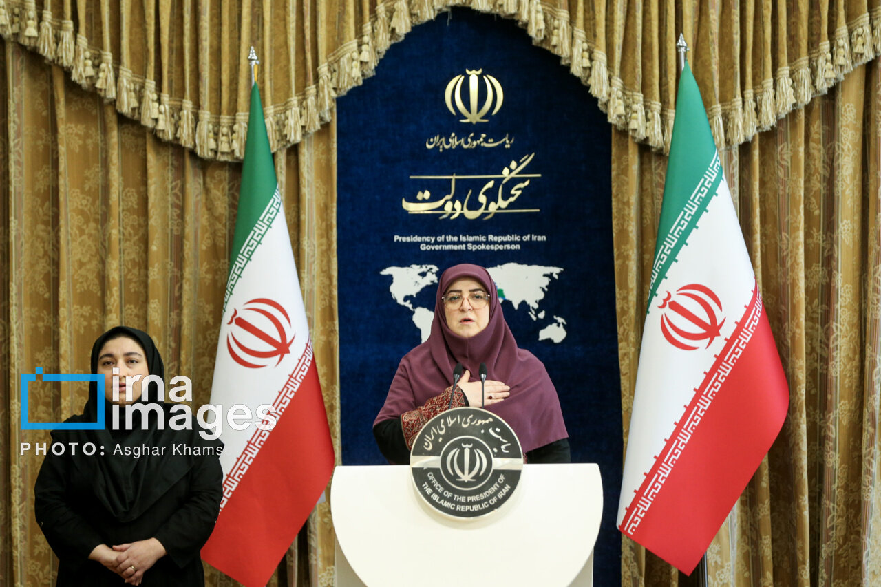 ژستهای جالب خانم سخنگو در نشست خبری