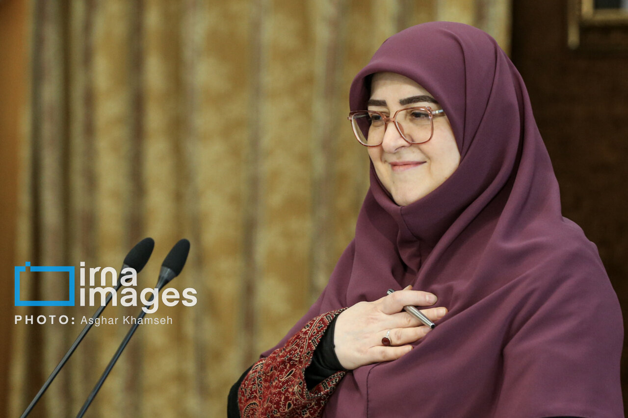 ژستهای جالب خانم سخنگو در نشست خبری