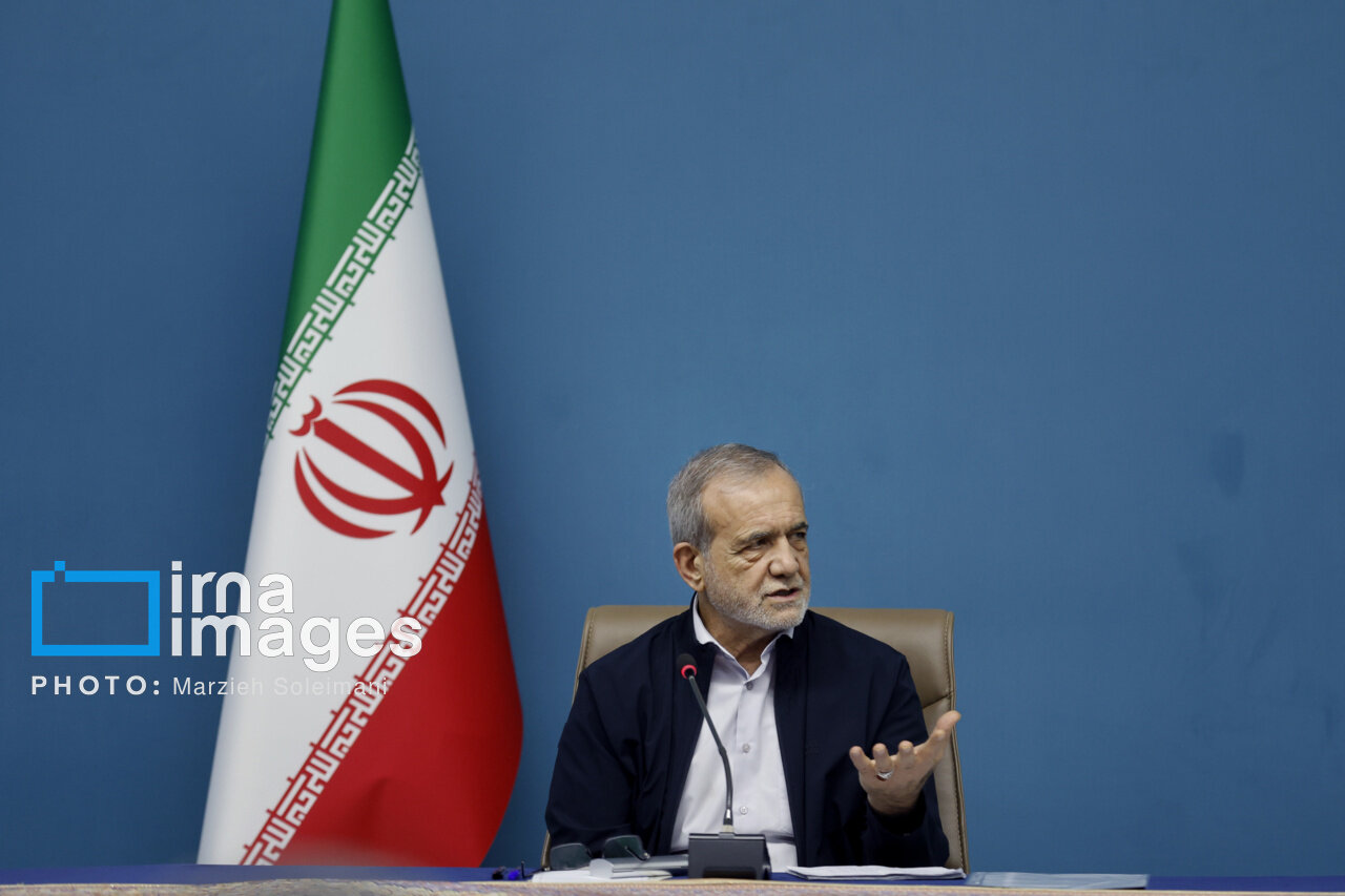 همنشینی لاریجانی و حداد عادل در جلسه شورای عالی انقلاب فرهنگی/ رحیمپور ازغدی هم حضور داشت