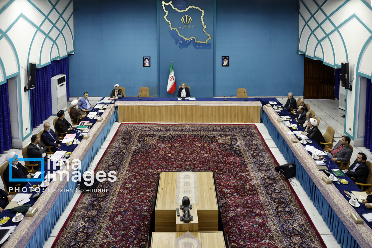 همنشینی لاریجانی و حداد عادل در جلسه شورای عالی انقلاب فرهنگی/ رحیمپور ازغدی هم حضور داشت