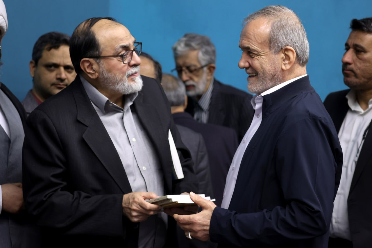 تصویری جالب از اهدای یک هدیه خاص به پزشکیان توسط مخالف سرسختش