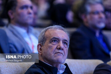 عکس یادگاری پزشکیان با تیم ملی فوتسال بانوان عکس یادگاری پزشکیان با تیم ملی فوتسال بانوان