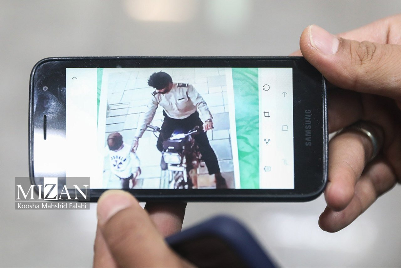 عکس | متهم آزارگر کودکان در حال ربودن یک کودک