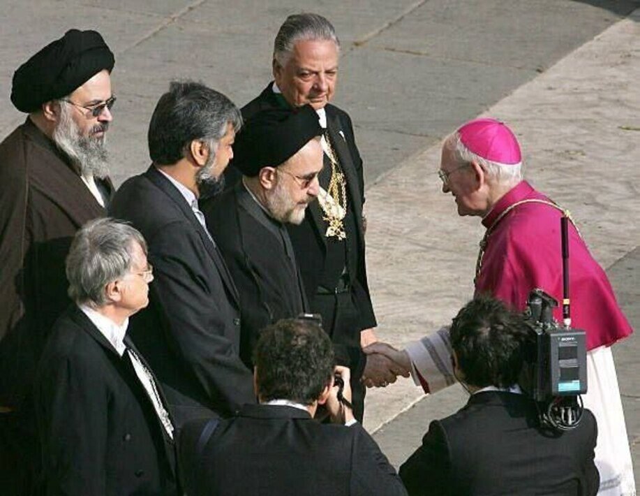 تصاویری کمتر دیده شده از حضور خاتمی در مراسم تشییع پیکر پاپ ژان پل دوم