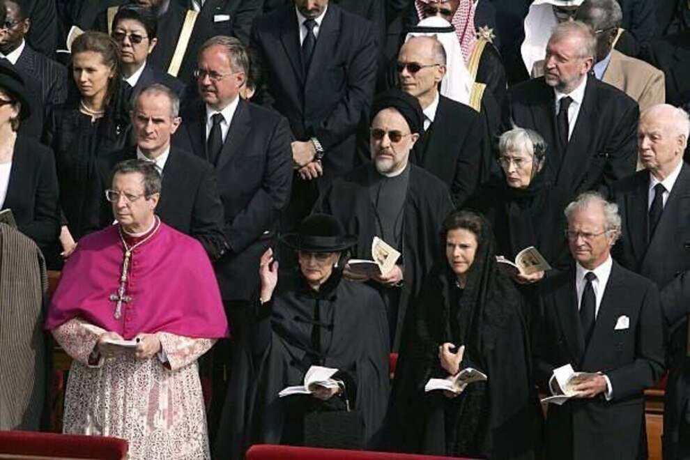 تصاویری کمتر دیده شده از حضور خاتمی در مراسم تشییع پیکر پاپ ژان پل دوم