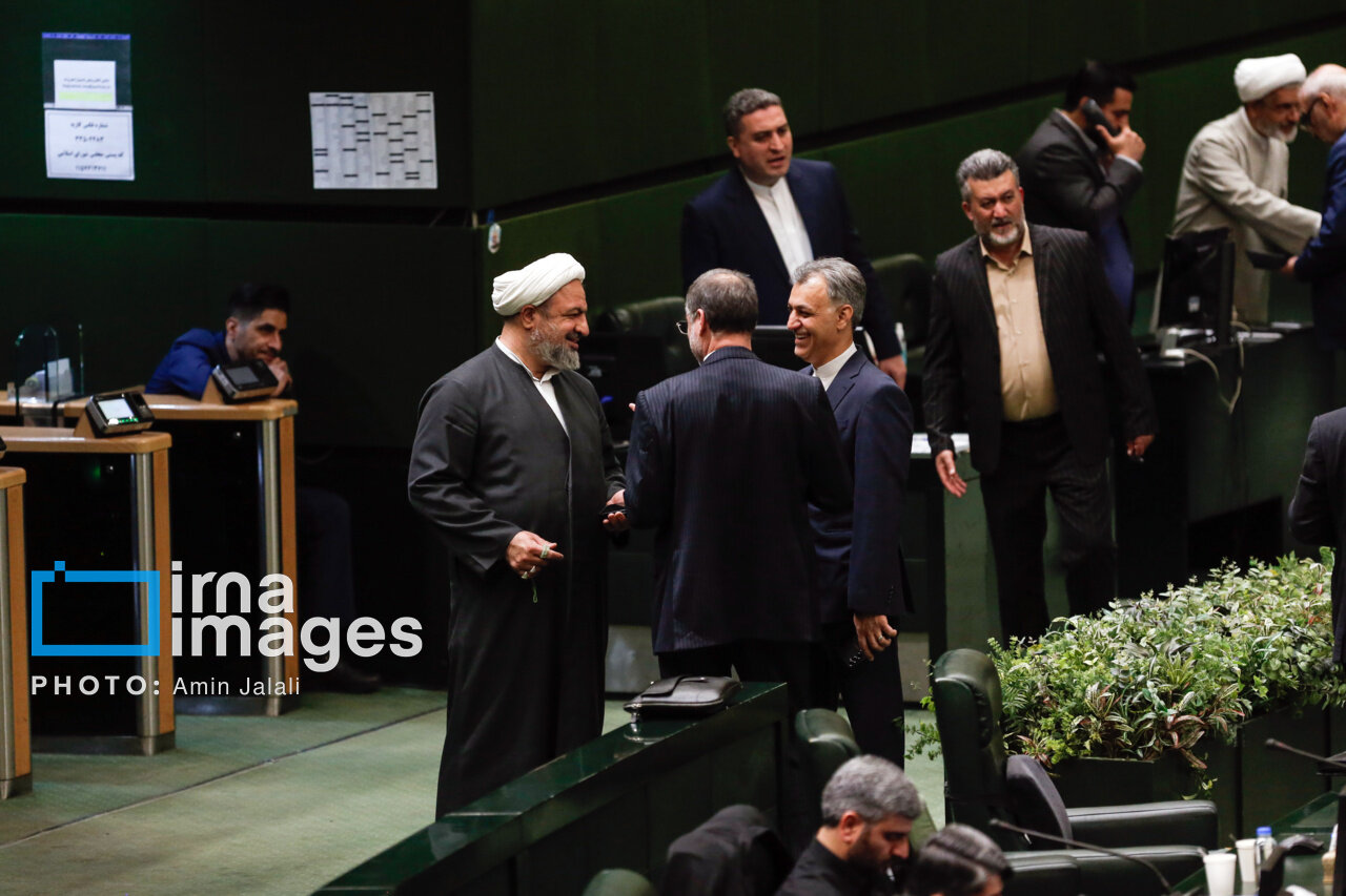 خوشحالی نمایندههای تندرو در صحن علنی مجلس+تصویر
